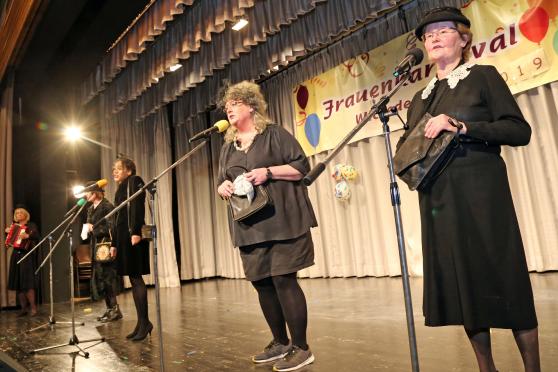 Die lustigen schwarzen Witwen trugen eine Art "Moritat" vor. FOTO: ANDREAS DUNKER