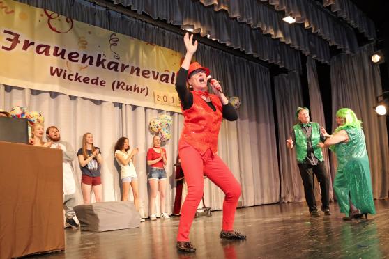Mit alten und neuen Playbackhits endete das närrische Programm auf der Bühne. FOTO: ANDREAS DUNKER