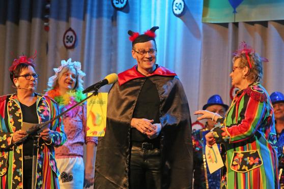 Der Bürgermeister auf der Bühne: Dr. Martin Michalzik (CDU) im traditionellen schwarz-roten Teufelskostüm FOTO: ANDREAS DUNKER