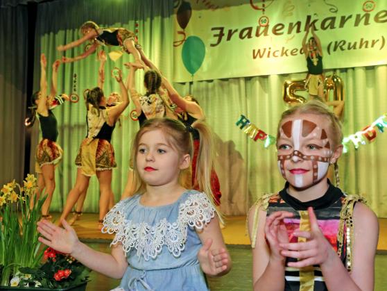 "Wir sind eine Welt" lautete das Motto der Tanz-Akrobatik-Gruppe "Dansu" FOTO: ANDREAS DUNKER