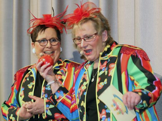 Die Zwillingsschwestern Elisabeth („Lisabeth“) Pieper aus Echthausen und Angelika („Geli“) Plusczyk aus Wickede als bewährtes Moderatorinnen-Duo auf der Bühne des Bürgerhauses FOTO: ANDREAS DUNKER