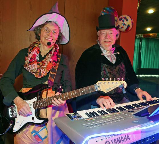 Die Band „EU3VE“ mit Maria Berkenkopf aus Voßwinkel und Dr. Uwe Stücker spielte traditionelle  Karnevals- und Schunkellieder. FOTO: ANDREAS DUNKER