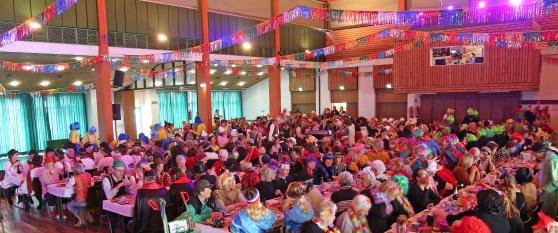 Fünfzig Jahre KFD-Frauenkarneval: Blick in den vollen Saal des Bürgerhauses in Wickede FOTO: ANDREAS DUNKER