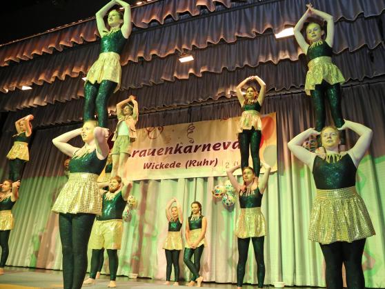 Die Tanz- und Aktrobatik-Gruppe „Dansu“ unter Leitung von Monja Beckmann begeisterte die Zuschauer gleich mit zwei Vorführungen. FOTO: ANDREAS DUNKER