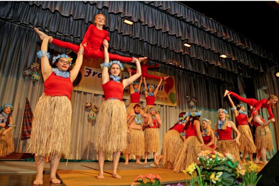 Die Tanz- und Aktrobatik-Gruppe „Dansu“ unter Leitung von Monja Beckmann begeisterte die Zuschauer gleich mit zwei Vorführungen. FOTO: ANDREAS DUNKER