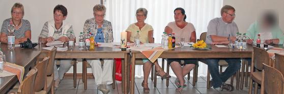 Das Podium (von links): Bildungsbeauftragte und Öffentlichkeitsarbeiterin Christa Schulz, Barbara Granseuer und Elisabeth Tolles (beide vom Bezirksvorstand), Noch-KFD-Vorstandssprecherin Lydia Münstermann, Beisitzerin Jessica Baum, Präses Vikar Alexander Plümpe und Schriftführerin Dorothee Hesse-Hagenschulte FOTO: ANDREAS DUNKER