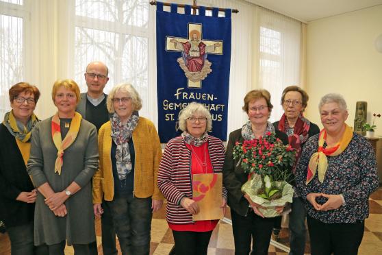 Der aktuelle Vorstand der katholischen Frauengemeinschaft St. Antonius Wickede (Ruhr): Regina Lutter, Verena Hahn (Geistliche Begleiterin), Pfarrer Thomas Metten (Präses), Magdalene Neuhaus (Zweite Schriftführerin), Rita Arndt (Zweite Kassiererin), Rita Lange (bisherige Kassiererin, ausgeschieden), Hildegard Gerk (Mitgliederverwaltung), Sabine Hornkamp (Vorsitzende) (von links) – Es fehlt: Britta Schürcks, die Ansprechpartnerin für junge Frauen FOTO: ANDREAS DUNKER