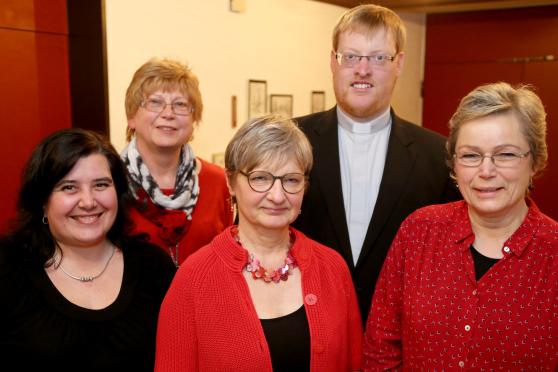 Das KFD-Führungsteam in Echthausen (von links): Jessica Baum (Beisitzerin), Ursula Neuhaus (Kassiererin), Lydia Münstermann (Sprecherin), Präses Vikar Alexander Plümpe und Christa Schulze (Bildungsbeauftragte und  Öffentlichkeitsarbeit). Es fehlt auf dem Foto: Dorothee Hesse-Hagenschulte (Schriftführerin) ARCHIVFOTO: ANDREAS DUNKER