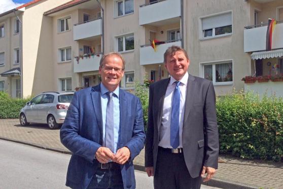Bürgermeister Dr. Martin Michalzik und Kai Schwendrat vom Vorstand der KWS Soest (von links) FOTO: GEMEINDE WICKEDE (RUHR)