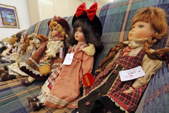 Warten auf Kundschaft: die auf einem Sofa aufgereihten hübschen Puppen. FOTO: ANDREAS DUNKER