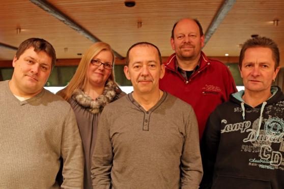 Der Vorstand des Kaninchenzuchtvereins (von links): Tätowiermeister Thorsten Jehl, Schriftführerin Kirsten Spieß, Kassierer Jürgen Hammer, Vorsitzender Andreas Westhoff und Zuchtbuchführer Helmut Heinze. – Nicht auf dem Bild: die erkrankte Stellvertretende Vorsitzende Sarah Heinze. FOTO: ANDREAS DUNKER