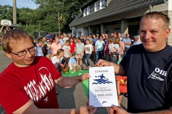 Vorsitzender Olli Nolte nahm stellvertretend für den gesamten Kanu-Club die Urkunde entgegen. Im Hintergrund Teilnehmer eines Familienwochenendes am Bootshaus an der Ruhr. FOTO: ANDREAS DUNKER