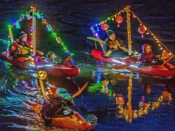 Die bunte Beleuchtung der Boote spiegelte sich im Wasser der Ruhr FOTO: ANDREAS DUNKER