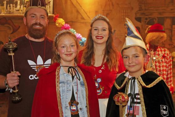 Das neue Karnevalsprinzenpaar Marius Kobbeloer (29) und Julika Schmelzer (26) mit dem TV-Kinderprinzenpaar Dina Schnapp (10) und Louis Anders (11) FOTO: ANDREAS DUNKER