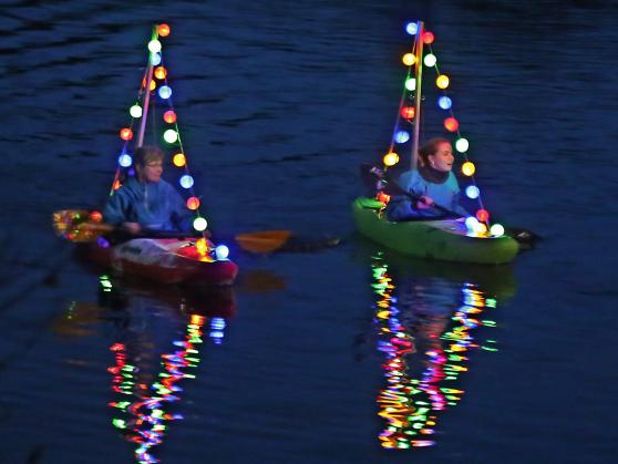 Bunt illuminierte Kanus nach Einbruch der Dämmerung auf der Ruhr in Wickede FOTO: ANDREAS DUNKER