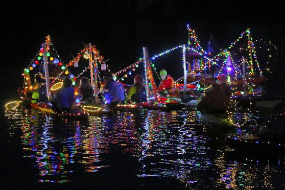 Buntes Lichterwirrwarr beim Start der Boote am Mannesmann-Stauwehr FOTO: ANDREAS DUNKER
