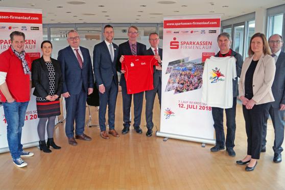 Bei der Kick-off-Veranstaltung für den Sparkassen-Firmenlauf für den Kreis Soest in der Sparkasse SoestWerl in Soest präsentierten die Organisatoren und Sponsoren kürzlich die Eckdaten für die Veranstaltung (von links): Ingo Schaffranka (Hellweg Solution), Michaela Vorholt (Möhnesee Tourismus), Jochen Bock (Ford Center Soest), Peter Königkamp (Sparkasse Lippstadt), Michael Supe (Sparkasse SoestWerl), Meinolf Schniedermeier (Sparkasse Geseke), Burkhard Lobenstein (Intersport Lobenstein), Katrin Jakob (Stadtwerke Soest) und Thomas Schnabel (Sparkasse SoestWerl). FOTO: STALLMEISTER / HELLWEG SOLUTION 