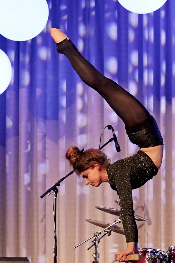 Handstand-Akrobatin Kim Gerlach (20) aus Werl, die ihre besondere sportliche Disziplin inzwischen in Kiew in Russland studiert. FOTO: ANDREAS DUNKER