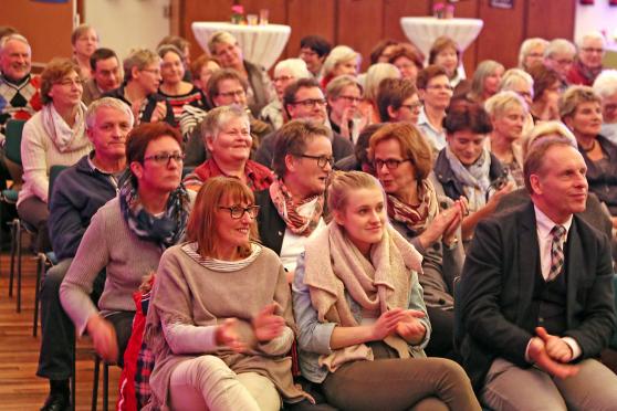 Mehr als 150 Zuschauer verfolgten den Film. Darunter die 19-jährige Lehramtsstudentin und talentierte Nachwuchssängerin Clara Schröter (vorne). FOTO: ANDREAS DUNKER
