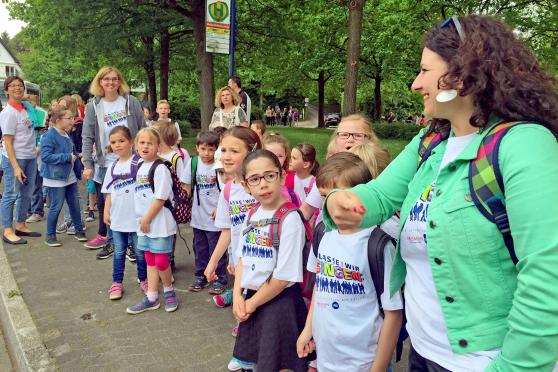 Trubel an der Bushaltestelle: 170 Grundschulkinder und ihre Betreuer fuhren mit vier Bussen nach Dortmund zum Kinderkonzert "Klasse! Wir singen", wo die Jungen und Mädchen als kleine Gesangstars ihren großen Auftritt hatten. FOTO: ANDREAS DUNKER