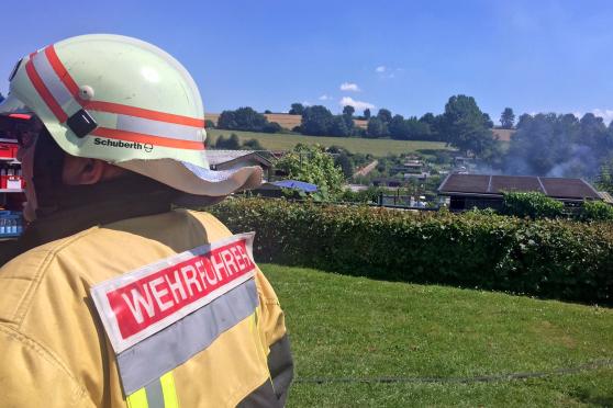 Die Feuerwehr im Einsatz in der Kleingartenanlage "Zum Ruhrblick" in Wiehagen FOTO: ANDREAS DUNKER 
