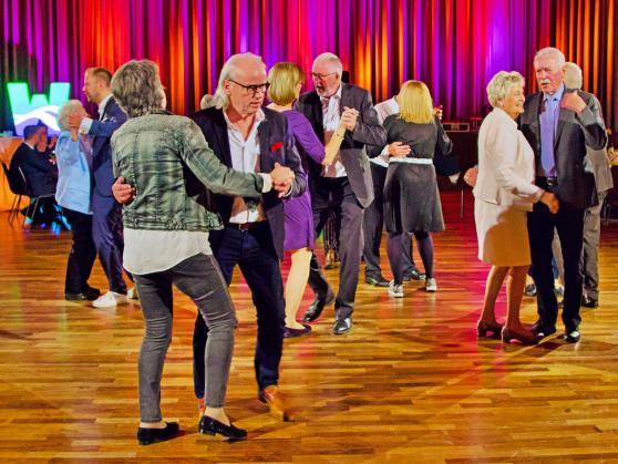 Beim traditionellen Königinnenball schwangen die ehemaligen Majestäten und Vorstandsmitglieder der Schützenbruderschaft St. Johannes trotz Corona-Virus-Pandemie das Tanzbein. Der Parkettboden ist allerdings stellenweise auch in die Jahre gekommen. ARCHIVFOTO: ANDREAS DUNKER