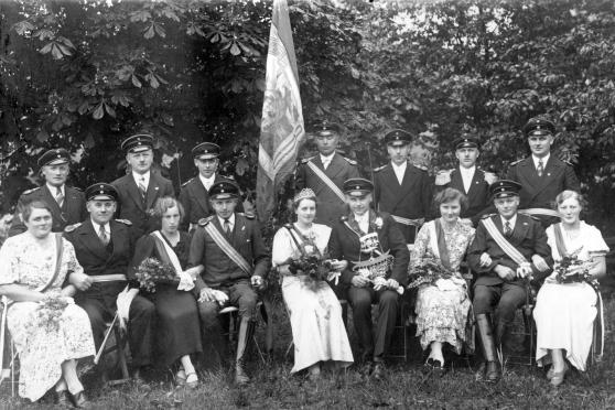 Königspaar von 1935/36: Alfons Gaugel und Rosalie Danne-Rasche (Mitte)
FOTO: ARCHIV VEREIN DORF WIMBERN