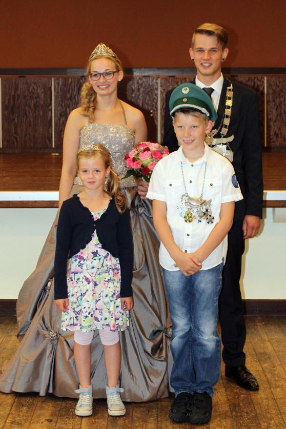 Das Kinderkönigspaar und das Königspaar FOTO: SCHÜTZENBRUDERSCHAFT VOSSWINKEL