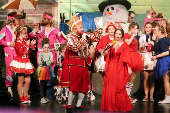 Zum Schluss sang das Karnevalsprinzenpaar Marius Kobbeloer und Julika Schmelzer nochmals. FOTO: ANDREAS DUNKER