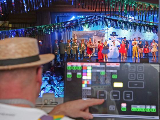 Bühnentechnik und Beleuchtung des Bürgerhauses sind nicht mehr auf dem aktuellen Stand. Hier ein Blick aus dem Regieraum von Hausmeister Thomas Gehrke während der großen Prunksitzung des Kolping-Karnevals. ARCHIVFOTO: ANDREAS DUNKER