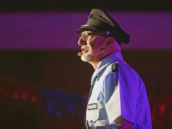 Der Dorfpolizist alias Thomas ("Tom") Schmelzer als Büttenredner FOTO: ANDREAS DUNKER