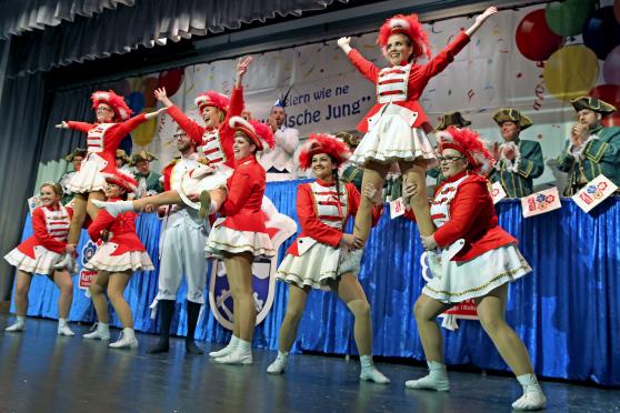 Die "Funky Marys" mit Wickedes Karnevalsprinzessin „Sarah“ (Cavanagh) (links). Auf der Empore: Prinz „Tobi“ (Tobias Kosch) FOTO: ANDREAS DUNKER