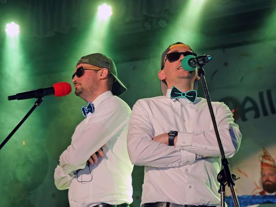 Das wortgewaltige "Halbe Quartett" mit Fabian Schmelzer (links) und Johannes ("Joe") Wälter fabulierte über die Fluktuation und Fahndung nach pfiffigen Fachkräften vor Ort. FOTO: ANDREAS DUNKER