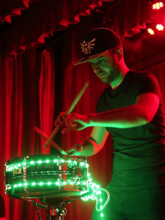 Drummer Magnus Uhlenbrock zeigte sein musikalisches Percussion-Geschick an der Trommel FOTO: ANDREAS DUNKER