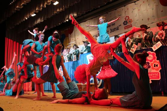 Die Akrobatik- und Tanz-Gruppe "Dansu" des Wickeder Turnvereins bei einem ihrer Bühnenshows. FOTO: ANDREAS DUNKER