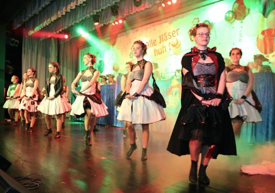 Die Frauen-Tanzgarde aus Holtum FOTO: ANDREAS DUNKER