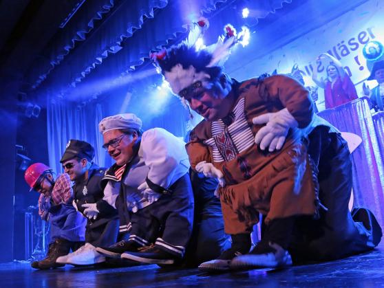 Die Männer-Gruppe "Schräge Vögel" präsentierte in diesem Jahr das bekannte Lied "YMCA" der "Village People" als "Liliputaner", sprich: kleinwüchsige Menschen. FOTO: ANDREAS DUNKER