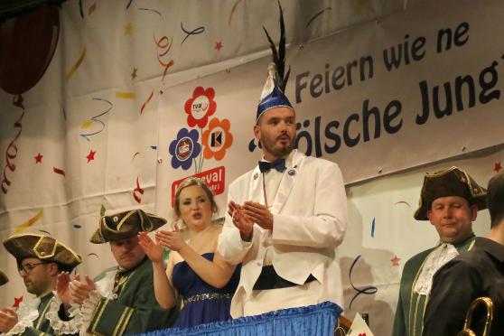 Das Karnevalsprinzenpaar Tobias Kosch ("Tobi I") und Sarah Cavanagh bei der großen Prunksitzung der Kolpingfamilie am Samstag (25. Februar 2017) im Bürgerhaus in Wickede. FOTO: ANDREAS DUNKER