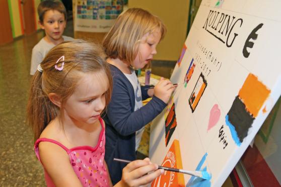 Zur Erinnerung an die 90-Jahr-Feier der Wickeder Kolpingsfamilie am heutigen Sonntag gestalteten junge und alte Hobbykünstler aus der Reihen der Vereinsmitglieder ein Leinwand-Bild mit 90 Feldern. FOTO: ANDREAS DUNKER