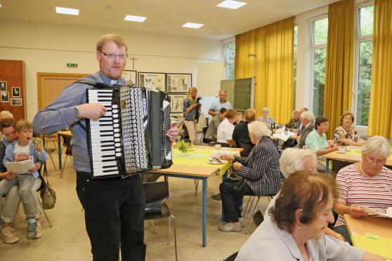 Kolping-Präses Vikar Alexander Plümpe spielte Volkslieder auf dem Akkordeon, die die Besucher des Kolping-Sommerfestes mitsingen konnten. FOTO: ANDREAS DUNKER