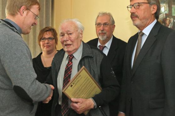 Kolping-Präses Vikar Alexander Plümpe, stellvertretende Kolping-Vorsitzende Nicole Sporenberg, Cornelius Stromberg, Ehrenvorsitzender Hermann Arndt und Vorsitzender Bernhard Arndt (von links) FOTO: ANDREAS DUNKER 