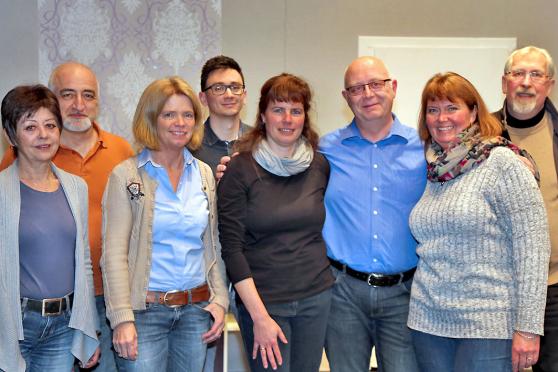Die aktiven der Laienspielschar der Kolpingsfamilie zum Gruppenbild auf der Theater-Bühne im Bürgerhaus (von links): Souffleuse Ulrike Brambrink und Regisseur Artur Khachatryan sowie die Schauspieler Andrea Teutenberg, Johannes „Jo“ Wälter, Marion Krebs, Detlev Schäfer, Claudia Bettermann und Hermann Arndt. FOTO: ANDREAS DUNKER