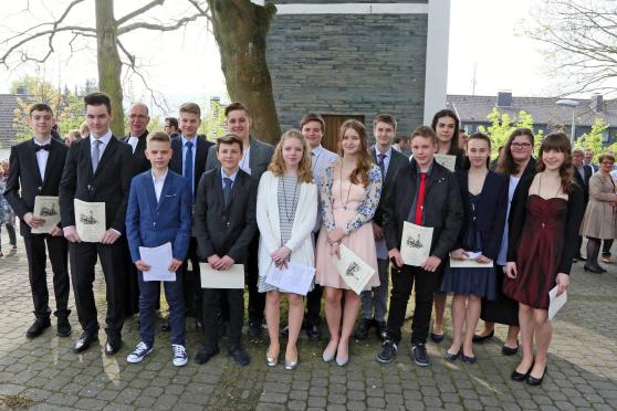 Gruppenbild der Konfirmanden der evangelischen Kirchengemeinde mit Pfarrer Dr. Christian Klein FOTO: ANDREAS DUNKER