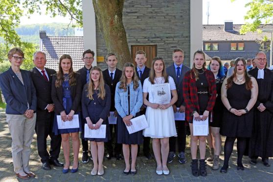 Die Konfirmanden mit Pfarrer Dr. Christian Klein, den Presbyterinnen Annemarie Flehmer und Andreas Ersel sowie den Betreuern Lena Brink und Julia Westermann an der Christus-Kirche in Wickede FOTO: ANDREAS DUNKER