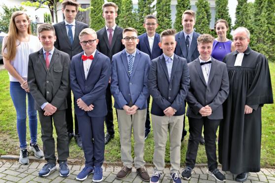 Die Konfirmanden des ersten Segnungsgottesdienstes mit ihren Betreuern – Vordere Reihe, von links: Sören Oldenburg, Paul Neuhaus, Fabian Tigges, Max Stieben und Luca Peters sowie Pfarrer Ernst Pallmann – Hintere Reihe, von links: Betreuerin Manuela Hill, Lennart Dörr, Kai Krickau, Noa Ramm, und Timo Wählisch sowie Betreuuerin Ayleen Reiners FOTO: ANDREAS DUNKER