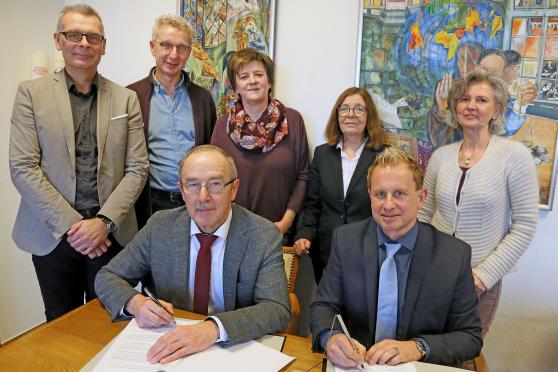 Der Werler Bürgermeister Michael Grossmann (vorne, links) und Fachbereichsleiter 
Christian Wiese (vorne, rechts) von der Gemeinder Wickede (Ruhr) unterzeichneten als Vertreter der kommunalen Schulträger den Kooperationsvertrag zwischen der Sälzer-Sekundarschule der Stadt Werl und der Sekundarschule der Gemeinde Wickede (Ruhr). Hinterere Reihe (von links): der Werler Bildungs-Abteilungsleiter Ingo Knipping, der Wickeder Sekundarschulleiter Peter Zarnitz, Fachbereichsleiterin Susanne Modler von der Gemeinde Wickede (Ruhr), Fachbereichsleiterin Iris Bogdahn von der Stadt Werl und Schulleiterin Gabriele Fuhlrott von der Sälzer-Sekundarschule. FOTO: ANDREAS DUNKER