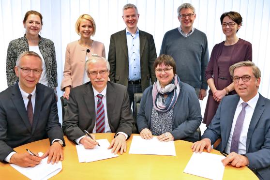 Unterzeichneten die Kooperationsvereinbarungen (sitzend, von links): die Sparkassen-Vorstände Klaus Eickenbusch und Ulrich Kleinetigges sowie die Schulleiter Anne-Kristin Brunn vom Ursulinen-Gymnasium und Michael Prünte vom Städtischen Marien-Gymnasium. Stehend (von links): Personal- und Ausbildungsleiterin Astrid Cramer und Marketing-Mitarbeiterin Inga Kreis von der Sparkasse SoestWerl, Oberstufenkoordinator Frithjof Egert (Marien-Gymnasium), Konrad Beckmann (Stellvertretender Schulleiter und Abteilungsleiter Gymnasium der Ursulinen-Schulen) und Antje Kuss als Leiterin der Sparkassen-Hauptniederlassung Werl. FOTO: ANDREAS DUNKER