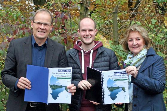 Freuen sich über die Denkanstöße des frisch examinierten Raumplaners Johannes Korte (Mitte): Wickedes Bürgermeister Dr. Martin Michalzik (CDU) und FDP-Fraktionsvorsitzende Christa Lenz, zu deren Fraktion Korte seit einigen Jahren als sachkundiger Bürger gehört. FOTO PRIVAT
