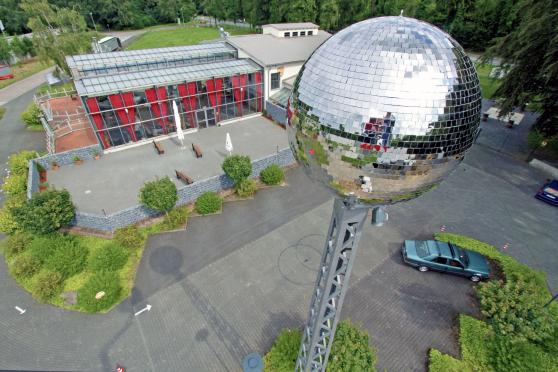 Die riesige Discokugel über dem Kraftwerk Relax im Werler Stadtwald FOTO: ANDREAS DUNKER