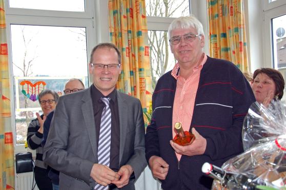 Verabschiedung in den Ruhestand: Pflegedienstleiter Bernd Kresin (rechts) und Bürgermeister Dr. Martin Michalzik (links) FOTO: CARITASVERBAND FÜR DEN KREIS SOEST